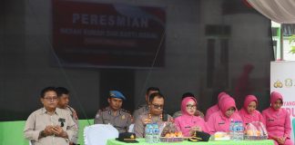 Peduli Masyarakat, Polres Mukomuko Bedah Rumah dan Santuni Anak Yatim