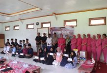 Bersama Ketua Bhayangkari, Kapolres Mukomuko Berbagi Bansos dengan Santri