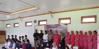Bersama Ketua Bhayangkari, Kapolres Mukomuko Berbagi Bansos dengan Santri