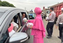 Kapolres Mukomuko dan Bhayangkari Bagikan 1.000 Masker Kepada Warga dan Anak Sekolah